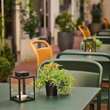Hostel One80°