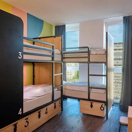 Hostel One80°