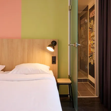 Hostel One80°