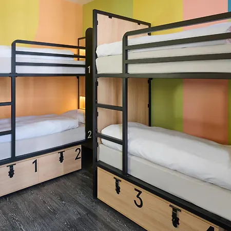 Hostel One80° *