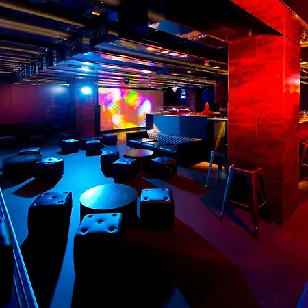 Hostel One80°