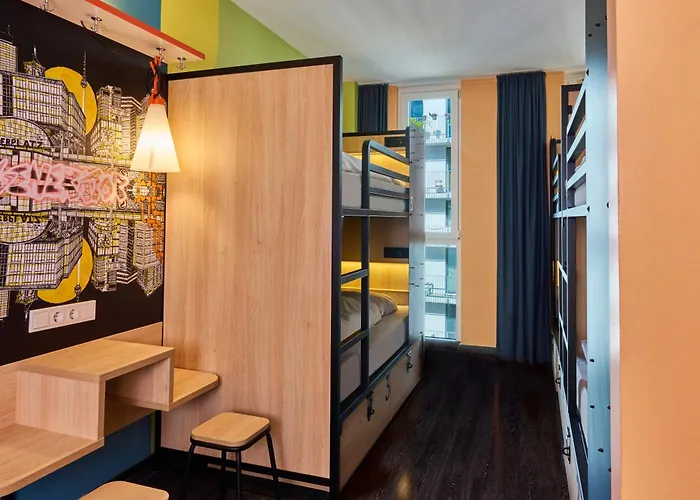 Generator Alexanderplatz بيت شباب *